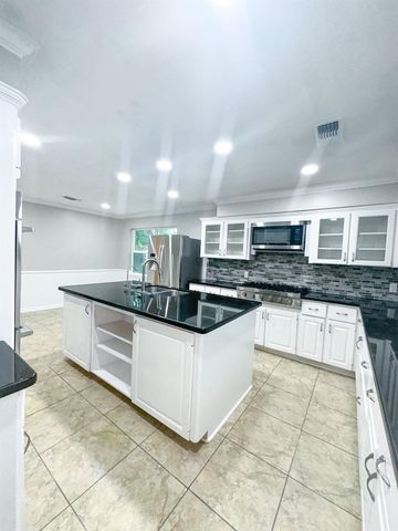 537 Natchez Park, Conroe, TX 77302