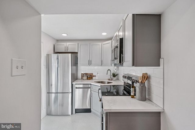 2432 MADISON SQ, Philadelphia, PA 19146