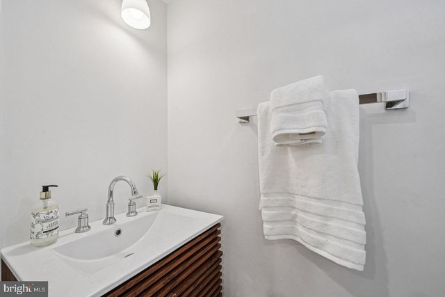 2432 MADISON SQ, Philadelphia, PA 19146