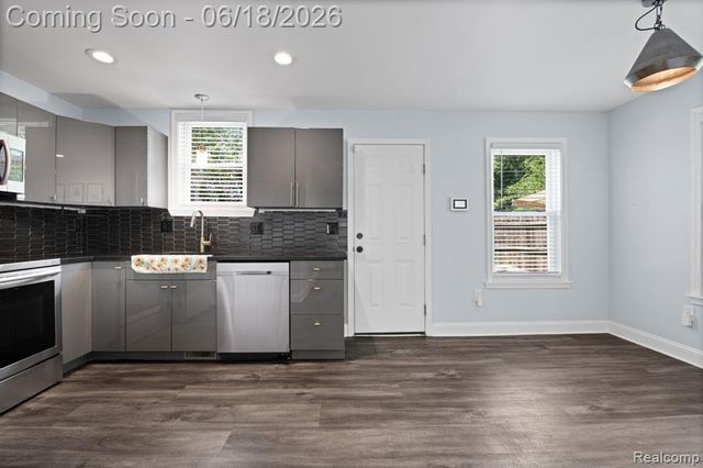 4303 N Verona Circle, Royal Oak, MI 48073