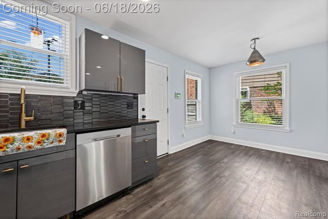 4303 N Verona Circle, Royal Oak, MI 48073