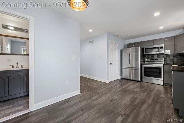 4303 N Verona Circle, Royal Oak, MI 48073