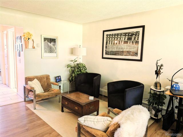 995 N Cass Lake Road 218, Waterford Charter Township, MI 48328
