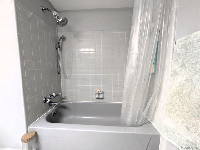 995 N Cass Lake Road 218, Waterford Charter Township, MI 48328