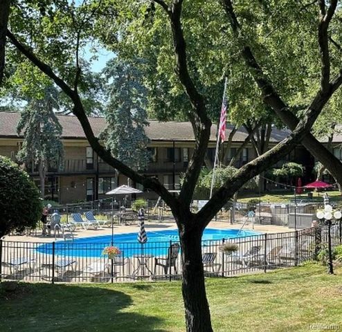 995 N Cass Lake Road 218, Waterford Charter Township, MI 48328