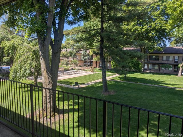 995 N Cass Lake Road 218, Waterford Charter Township, MI 48328