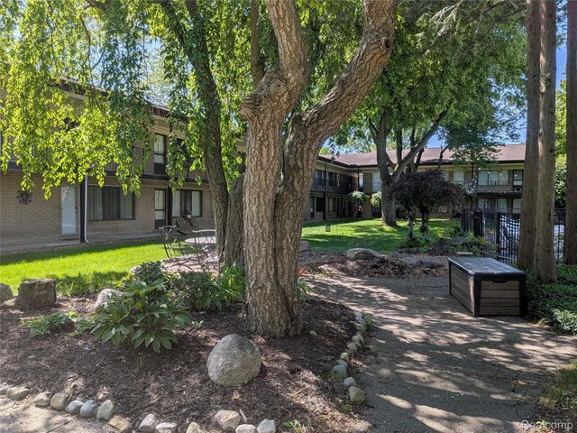 995 N Cass Lake Road 218, Waterford Charter Township, MI 48328