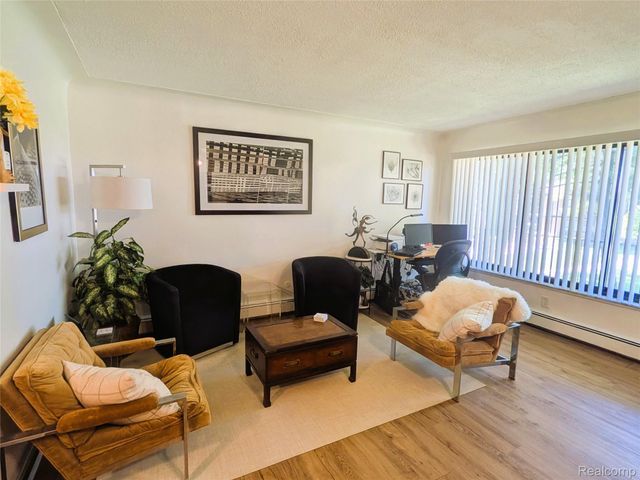 995 N Cass Lake Road 218, Waterford Charter Township, MI 48328