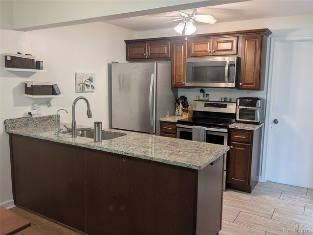 995 N Cass Lake Road 218, Waterford Charter Township, MI 48328