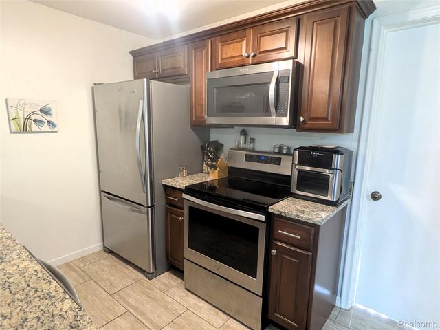 995 N Cass Lake Road 218, Waterford Charter Township, MI 48328