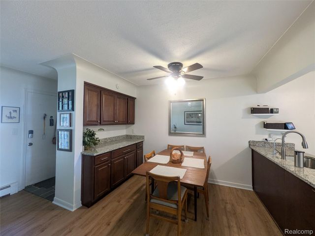 995 N Cass Lake Road 218, Waterford Charter Township, MI 48328