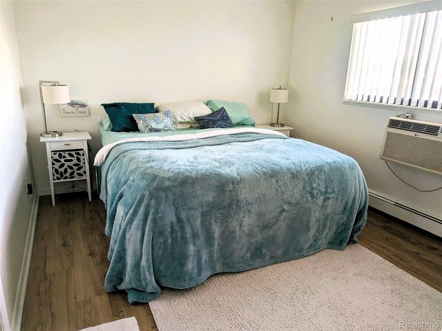 995 N Cass Lake Road 218, Waterford Charter Township, MI 48328