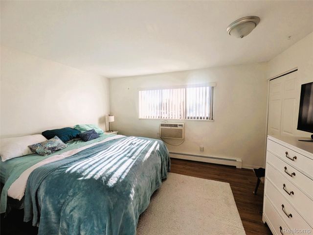 995 N Cass Lake Road 218, Waterford Charter Township, MI 48328