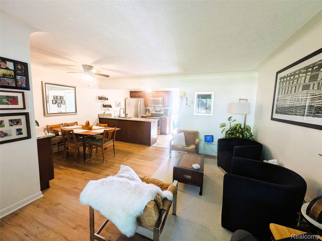 995 N Cass Lake Road 218, Waterford Charter Township, MI 48328