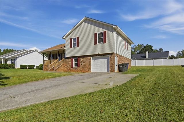 3709 Signet Drive, Winston-salem, NC 27101