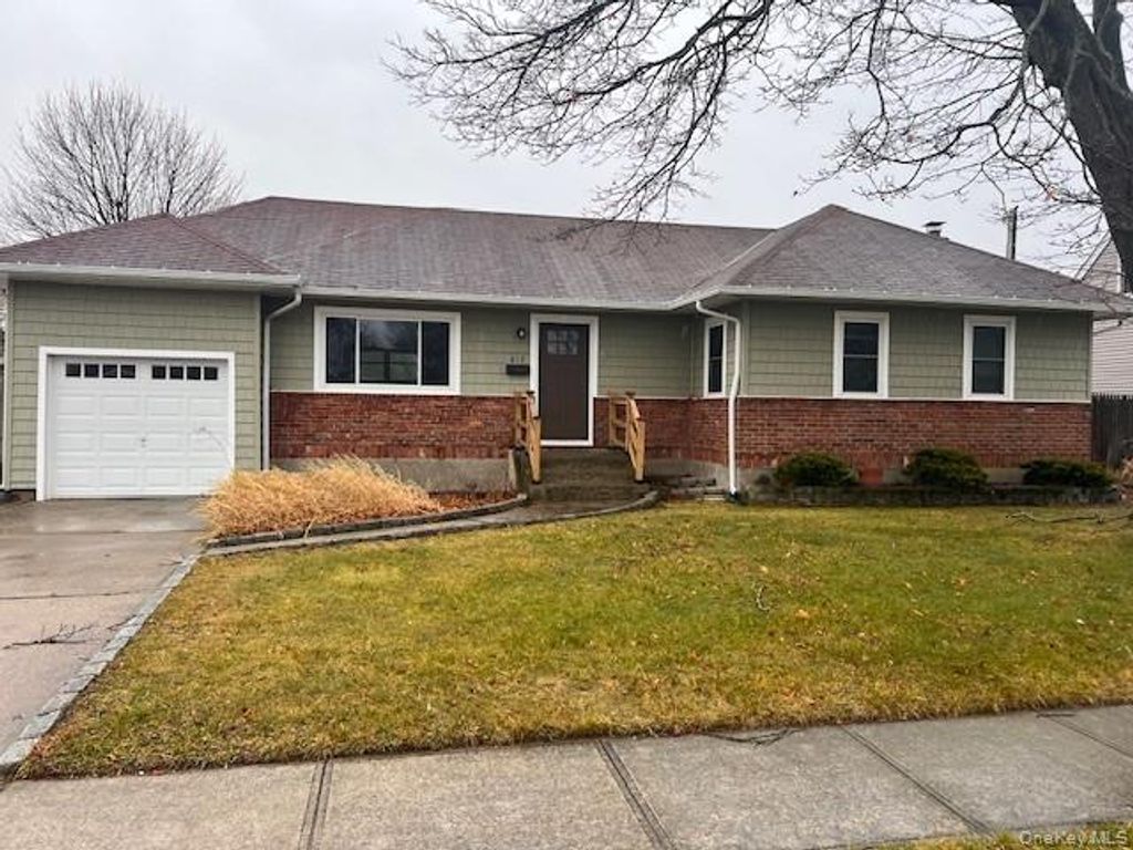 617 Alwick Avenue, West Islip, NY 11795