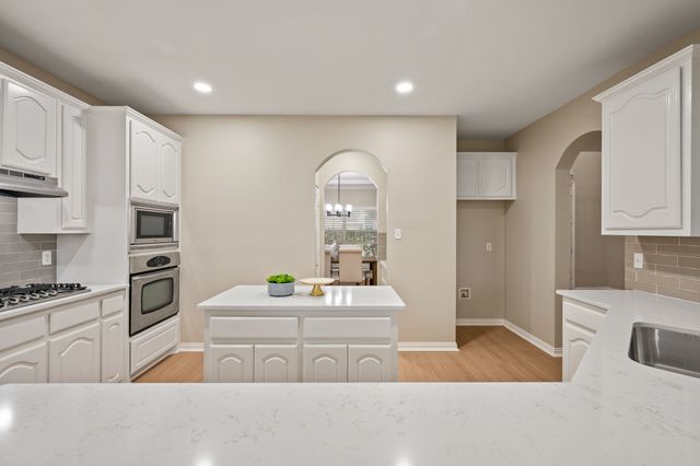 5272 W Cove Way, Grand Prairie, TX 75052