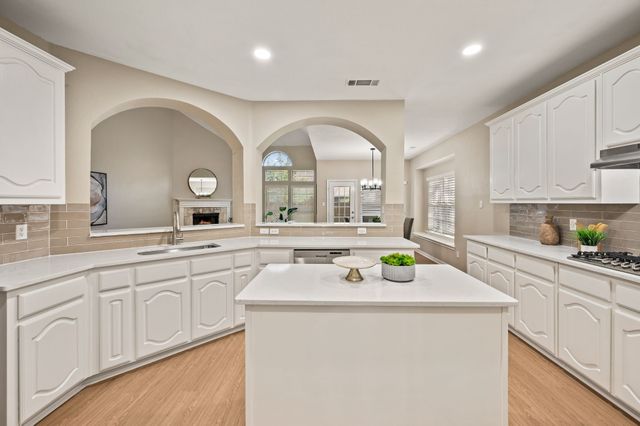 5272 W Cove Way, Grand Prairie, TX 75052