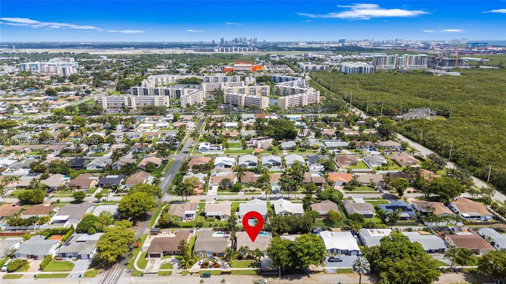 Image 12 of property listing at 405 SE 4th Ter, Dania Beach, FL 33004