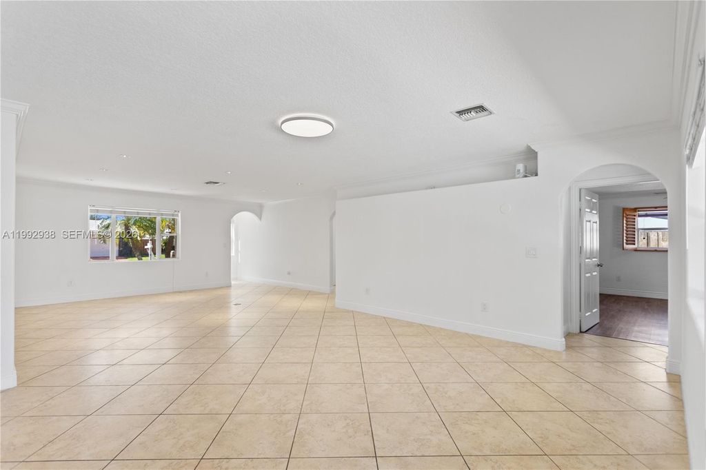 Image 14 of property listing at 405 SE 4th Ter, Dania Beach, FL 33004