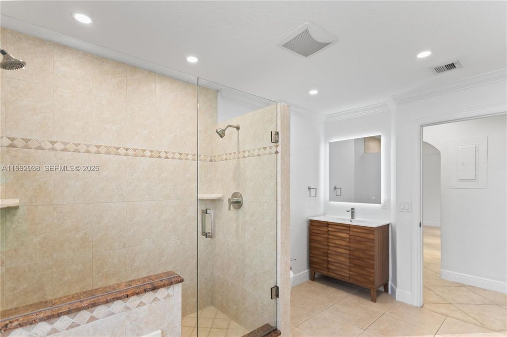 Image 26 of property listing at 405 SE 4th Ter, Dania Beach, FL 33004