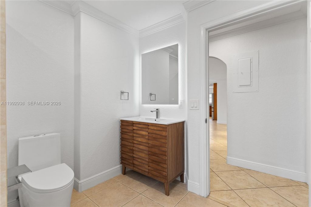 Image 27 of property listing at 405 SE 4th Ter, Dania Beach, FL 33004