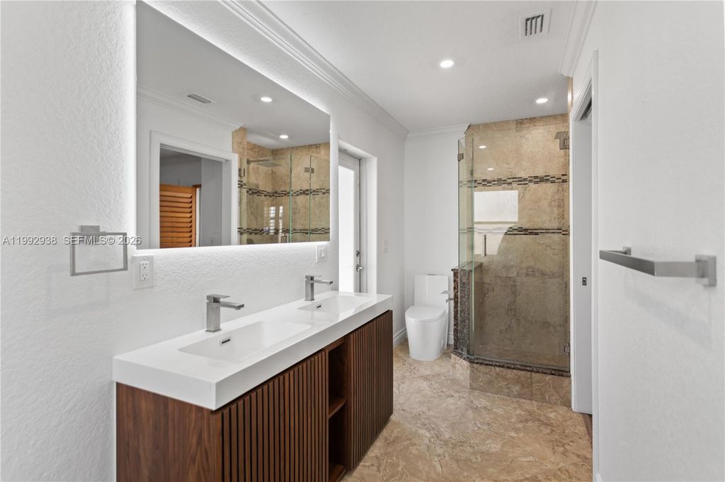 Image 36 of property listing at 405 SE 4th Ter, Dania Beach, FL 33004