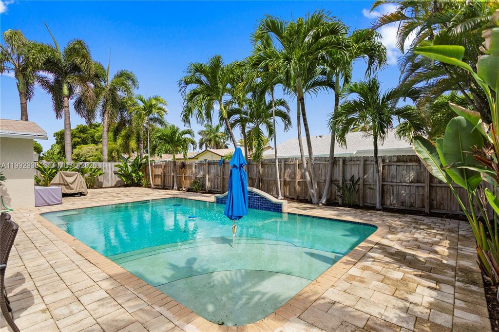 Image 5 of property listing at 405 SE 4th Ter, Dania Beach, FL 33004