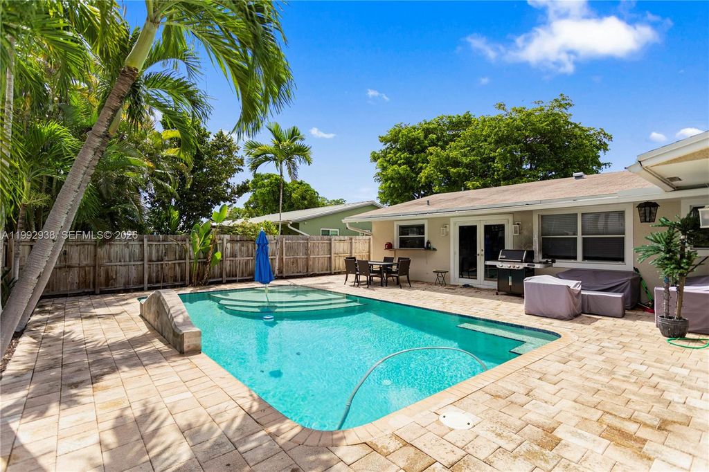 Image 7 of property listing at 405 SE 4th Ter, Dania Beach, FL 33004