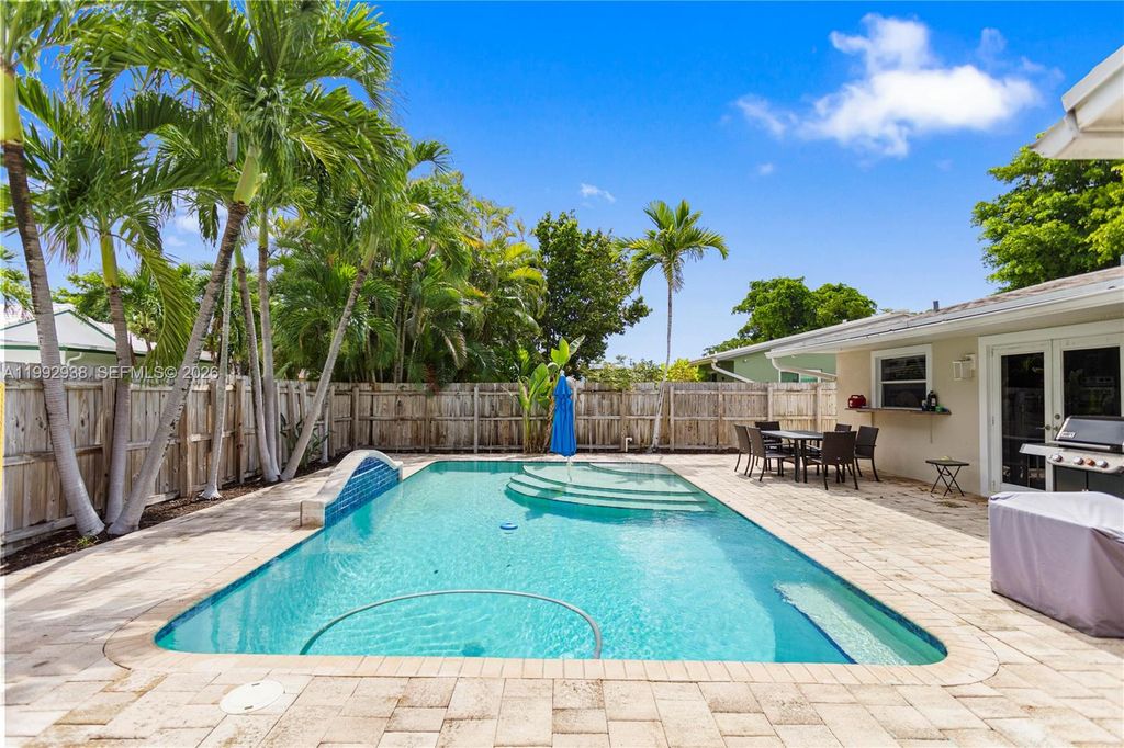 Image 8 of property listing at 405 SE 4th Ter, Dania Beach, FL 33004