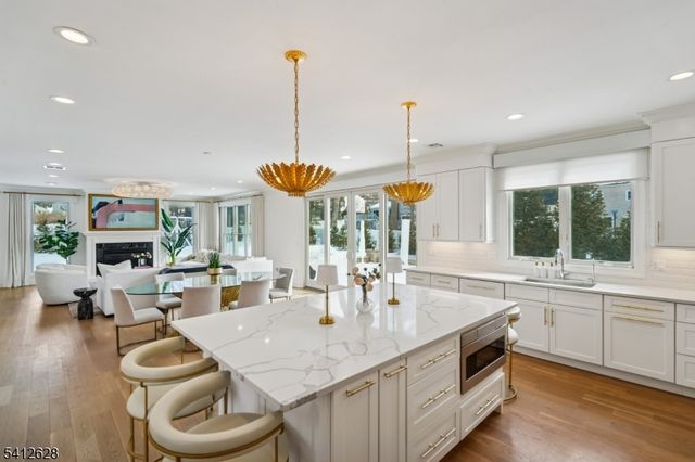 31 North Dr, Livingston Twp., NJ 07039