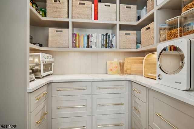 31 North Dr, Livingston Twp., NJ 07039