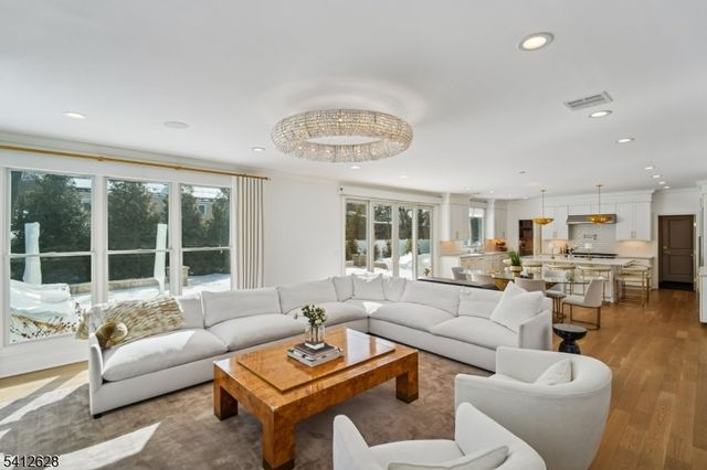 31 North Dr, Livingston Twp., NJ 07039