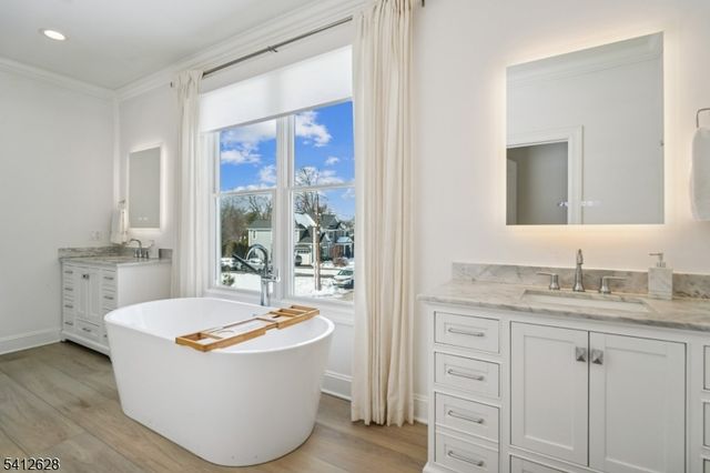 31 North Dr, Livingston Twp., NJ 07039