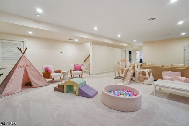 31 North Dr, Livingston Twp., NJ 07039