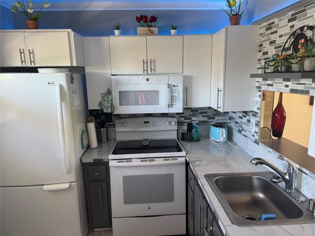 3431 NW 50th Avenue 305, Lauderdale Lakes, FL 33319