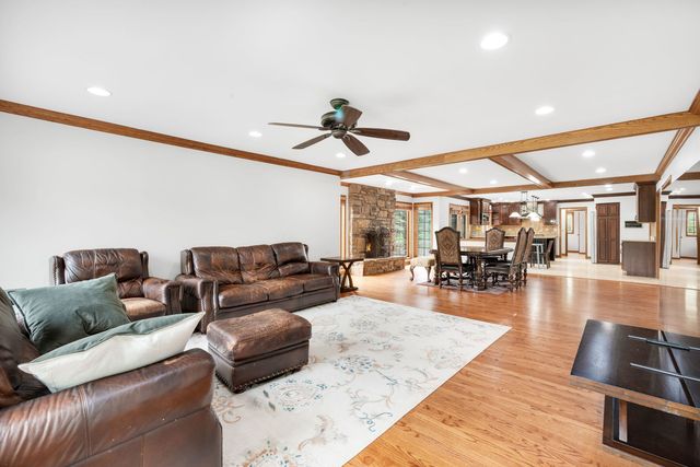 910 Red Fox Lane, Oak Brook, IL 60523