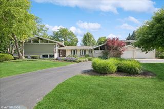 16 Lagoon Drive, Hawthorn Woods, IL 60047