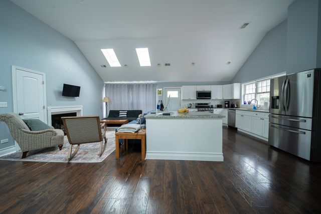 1704 Maple Avenue, Northbrook, IL 60062