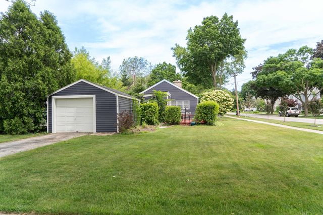 1704 Maple Avenue, Northbrook, IL 60062