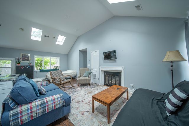 1704 Maple Avenue, Northbrook, IL 60062