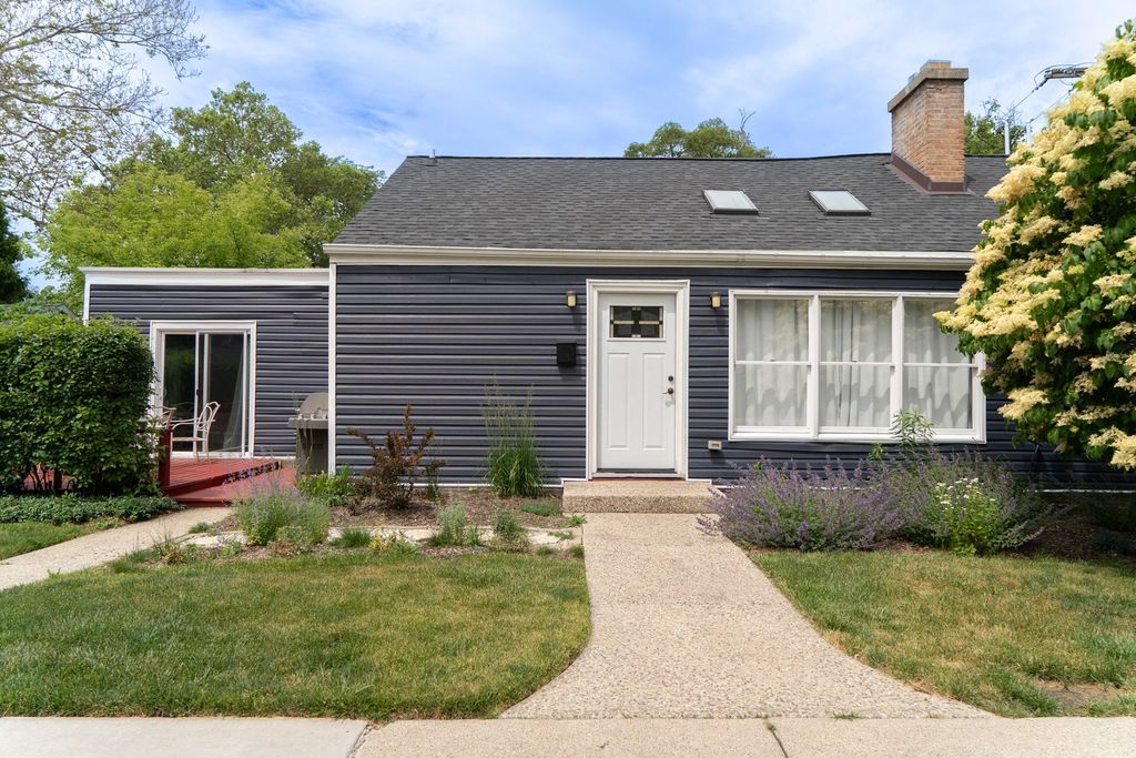 1704 Maple Avenue, Northbrook, IL 60062