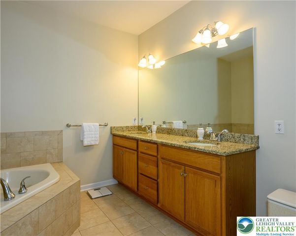 6515 Betsy Ross Circle, Bethlehem City, PA 18017