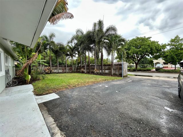 5950 NE 6TH Avenue, Oakland Park, FL 33334