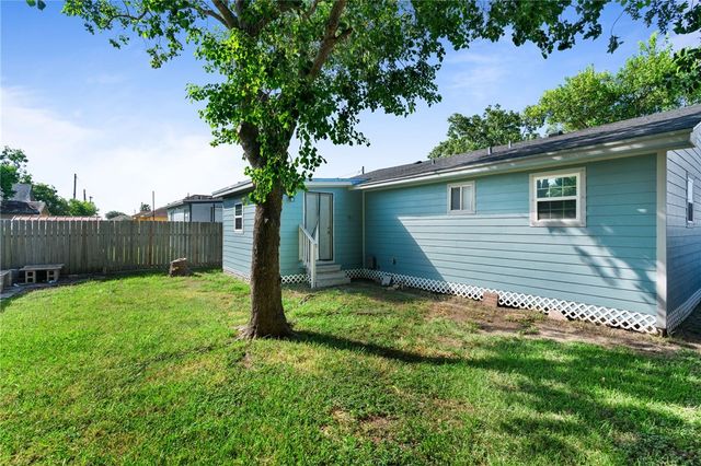6526 Birmingham St, Corpus Christi, TX 78414