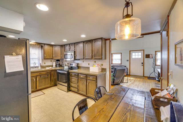 2158 TUSCARORA DR, Pocono Lake, PA 18347