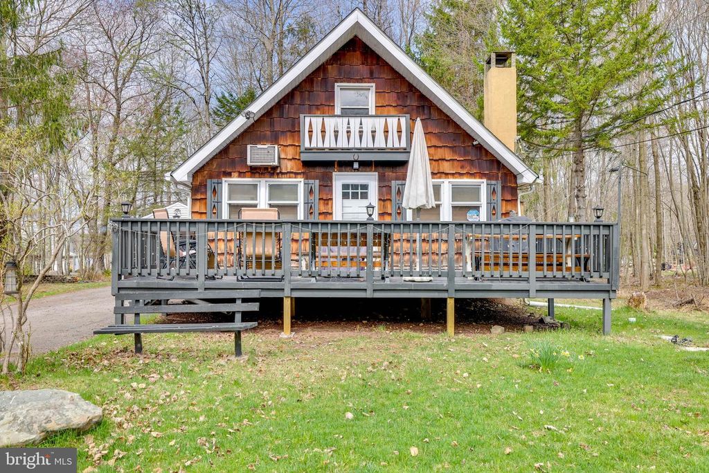 2158 TUSCARORA DR, Pocono Lake, PA 18347