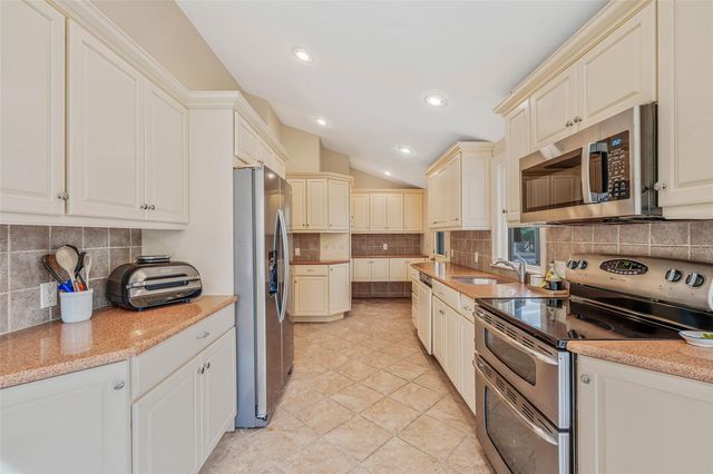 4 Victor Place, Lake Grove, NY 11755
