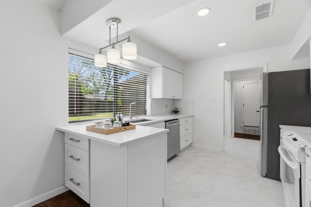 404 Knoll Wood Court, Euless, TX 76039