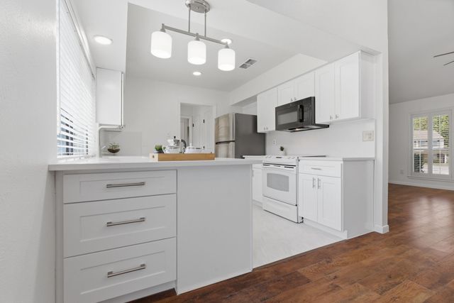 404 Knoll Wood Court, Euless, TX 76039